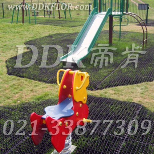 兒童滑梯游戲區草坪地面安全防護_黑色鋪裝樣板圖片，帝肯(DDK)_400_222效果圖，草坪保護墊,室外地膠,幼兒園室外地墊,幼兒園室外地膠,室外地毯,戶外網狀橡膠墊,戶外地膠,戶外地毯,戶外防滑墊,幼兒園地面防滑墊,幼兒園戶外地墊,幼兒園戶外地板,室外地墊