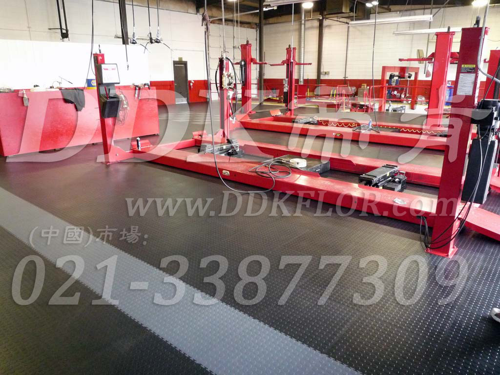 深灰_汽修廠舉升機(jī)地面防滑耐壓地板鋪設(shè)樣板圖片,帝肯(DDK)_2000_9979(工業(yè)廠房車間地面材料)效果圖 深灰_汽修廠舉升機(jī)地面防滑耐壓地板鋪設(shè)樣板圖片,帝肯(DDK)_2000_9979(工業(yè)廠房車間地面材料)效果圖,維修車間地板,安全通道用地板,工業(yè)pvc地板,pvc工業(yè)地板,工業(yè)地板磚,工業(yè)地板,工業(yè)地板膠,工業(yè)地膠,工業(yè)塑膠地板,工業(yè)橡膠地板,工業(yè)防滑墊,pvc承重地板,耐重壓地板,工廠車間地膠,工廠車間地板革,車間pvc地板,車間塑膠地板,車間用地板膠,車間地板磚,車間地板,車間防砸地板,車間地膠墊,車間地面膠皮,倉(cāng)庫(kù)防潮地膠,倉(cāng)庫(kù)地板,防潮地板,防潮板,塑料拼裝地板,塑料拼接地板,塑料橡膠地毯,塑料地板