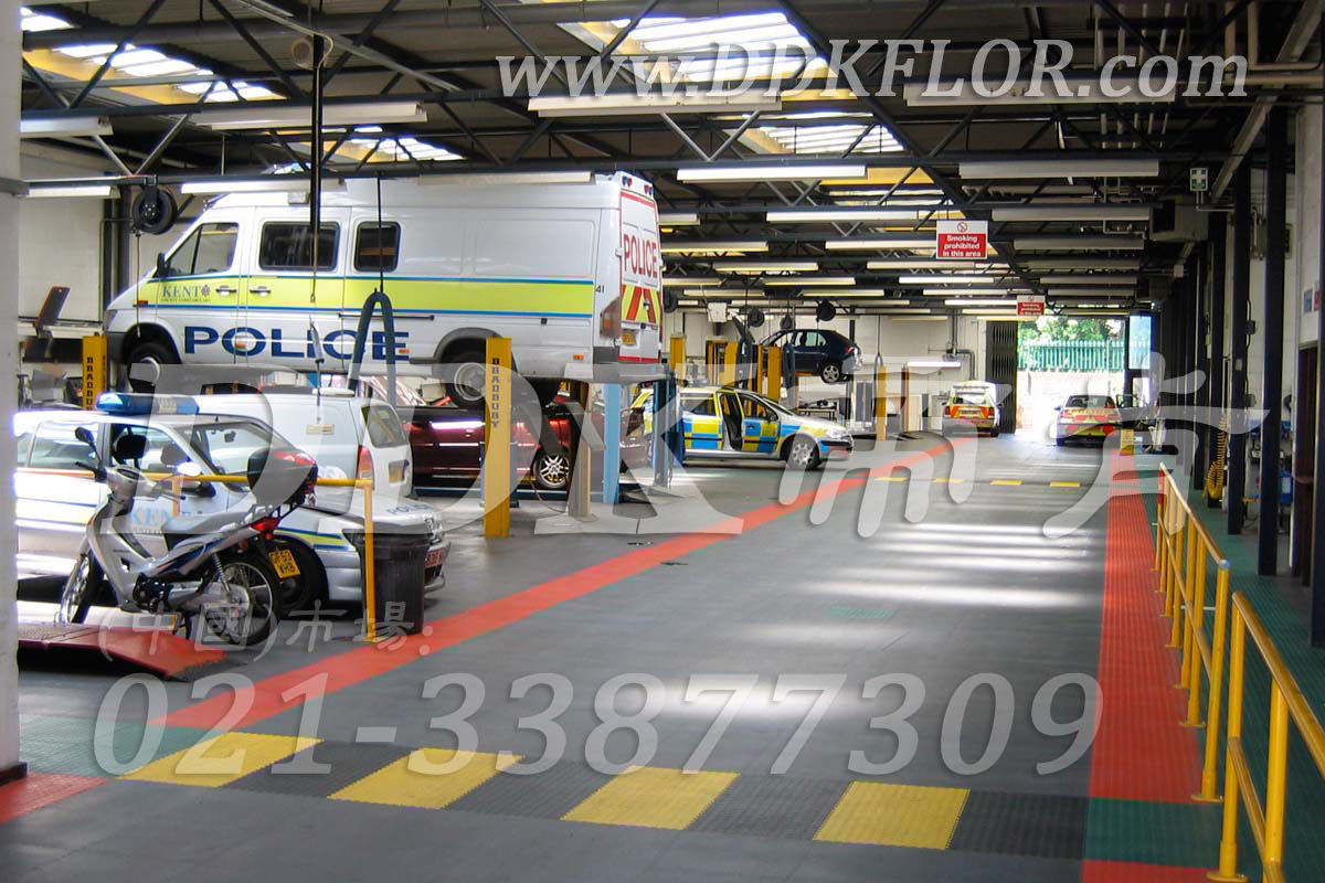 灰色為主+多色分割鋪設(shè)_汽車修理廠地面材料樣板圖片,帝肯(DDK)_2000_9979(工業(yè)廠房車間地面材料)效果圖,維修車間地板,安全通道用地板,工業(yè)pvc地板,pvc工業(yè)地板,工業(yè)地板磚,工業(yè)地板,工業(yè)地板膠,工業(yè)地膠,工業(yè)塑膠地板,工業(yè)橡膠地板,工業(yè)防滑墊,pvc承重地板,耐重壓地板,工廠車間地膠,工廠車間地板革,車間pvc地板,車間塑膠地板,車間用地板膠,車間地板磚,車間地板,車間防砸地板,車間地膠墊,車間地面膠皮,倉庫防潮地膠,倉庫地板,防潮地板,防潮板,塑料拼裝地板,塑料拼接地板,塑料橡膠地毯,塑料地板