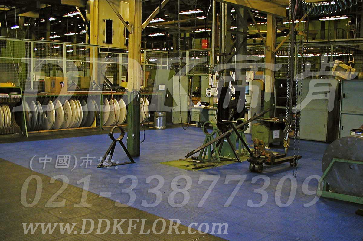 藍(lán)色+黑色_重機(jī)械車間地面保護(hù)地板材料樣板圖片,帝肯(DDK)_2000_9979(工業(yè)廠房車間地面材料)效果圖,維修車間地板,安全通道用地板,工業(yè)pvc地板,pvc工業(yè)地板,工業(yè)地板磚,工業(yè)地板,工業(yè)地板膠,工業(yè)地膠,工業(yè)塑膠地板,工業(yè)橡膠地板,工業(yè)防滑墊,pvc承重地板,耐重壓地板,工廠車間地膠,工廠車間地板革,車間pvc地板,車間塑膠地板,車間用地板膠,車間地板磚,車間地板,車間防砸地板,車間地膠墊,車間地面膠皮,倉庫防潮地膠,倉庫地板,防潮地板,防潮板,塑料拼裝地板,塑料拼接地板,塑料橡膠地毯,塑料地板