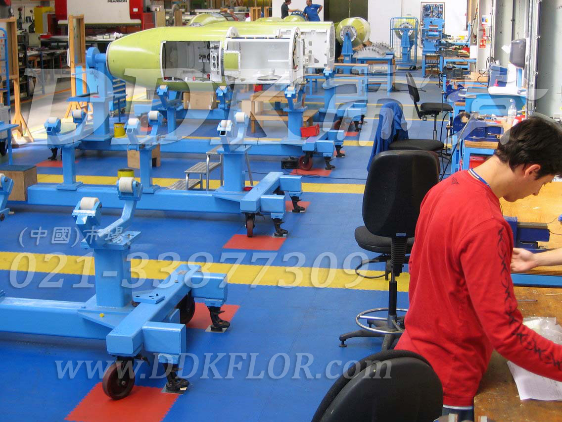 藍色+黃色_機床車間地面鋪設材料樣板圖片,帝肯(DDK)_2000_9979(工業廠房車間地面材料)效果圖,廠房地板材料,廠房地膠,廠房塑膠地板,廠房防滑地膠,維修車間地板,安全通道用地板,工業pvc地板,pvc工業地板,工業地板磚,工業地板,工業地板膠,工業地膠,工業塑膠地板,工業橡膠地板,工業防滑墊,pvc承重地板,耐重壓地板,工廠車間地膠,工廠車間地板革,車間pvc地板,車間塑膠地板,車間用地板膠,車間地板磚,車間地板,車間防砸地板,車間地膠墊,車間地面膠皮,倉庫防潮地膠,倉庫地板,防潮地板,防潮板,塑料拼裝地板,塑料拼接地板,塑料橡膠地毯,塑料地板