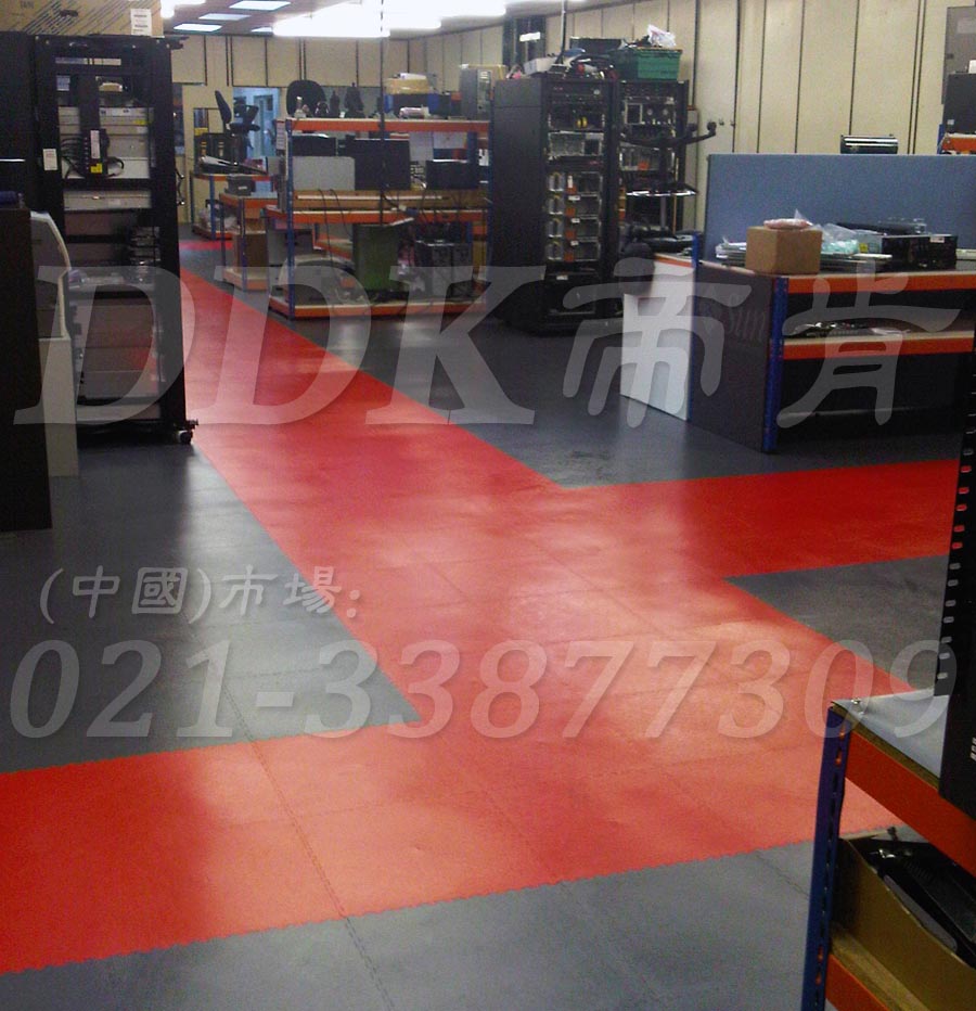 紅+灰_工廠車間地板鋪裝樣板圖片,帝肯(DDK)_2000_9979(工業廠房車間地面材料)效果圖,庫房地板,廠房地板材料,廠房地膠,廠房塑膠地板,廠房防滑地膠,維修車間地板,安全通道用地板,工業pvc地板,pvc工業地板,工業地板磚,工業地板,工業地板膠,工業地膠,工業塑膠地板,工業橡膠地板,工業防滑墊,pvc承重地板,耐重壓地板,工廠車間地膠,工廠車間地板革,車間pvc地板,車間塑膠地板,車間用地板膠,車間地板磚,車間地板,車間防砸地板,車間地膠墊,車間地面膠皮,倉庫防潮地膠,倉庫地板,防潮地板,防潮板,塑料拼裝地板,塑料拼接地板,塑料橡膠地毯,塑料地板