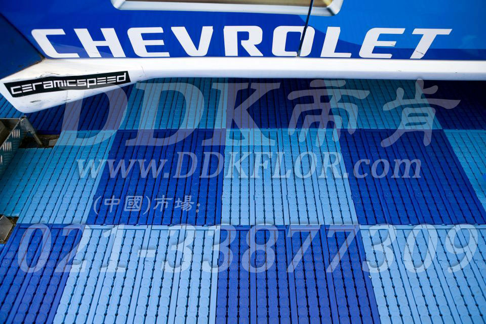 深藍+淺藍（3）_雪佛蘭汽車維修車間地板樣板圖片,帝肯(DDK)_7000_9979（維修車間地面材料）效果圖，pe戶外地板,pp防滑墊,塑料拼接地板,塑料拼裝地板,室外拼接地墊,室外鏤空拼裝地板,拼接地板,拼接式地墊,拼裝地墊,拼接式防滑墊,拼裝地板,拼裝地膠,模塊拼接式門墊,PVC拼接地墊,維修車間地板,車展地膠,車庫地板,車庫地墊,車庫地膠,車用防滑墊,車展地板,停車場防滑墊