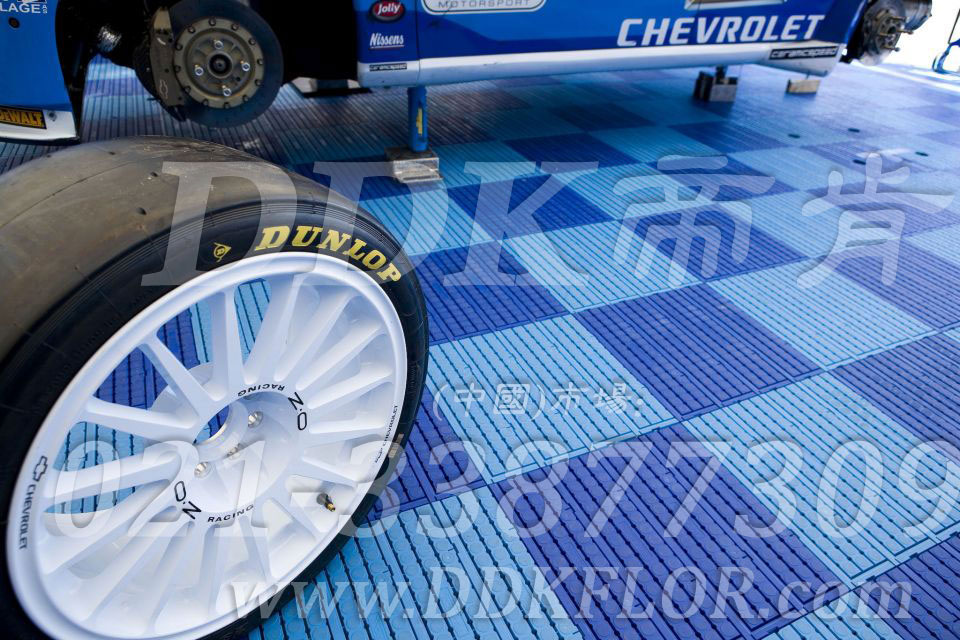 深藍+淺藍（4）_雪佛蘭汽車維修車間地板樣板圖片,帝肯(DDK)_7000_9979（維修車間地面材料）效果圖，pe戶外地板,pp防滑墊,塑料拼接地板,塑料拼裝地板,室外拼接地墊,室外鏤空拼裝地板,拼接地板,拼接式地墊,拼裝地墊,拼接式防滑墊,拼裝地板,拼裝地膠,模塊拼接式門墊,PVC拼接地墊,維修車間地板,車展地膠,車庫地板,車庫地墊,車庫地膠,車用防滑墊,車展地板,停車場防滑墊