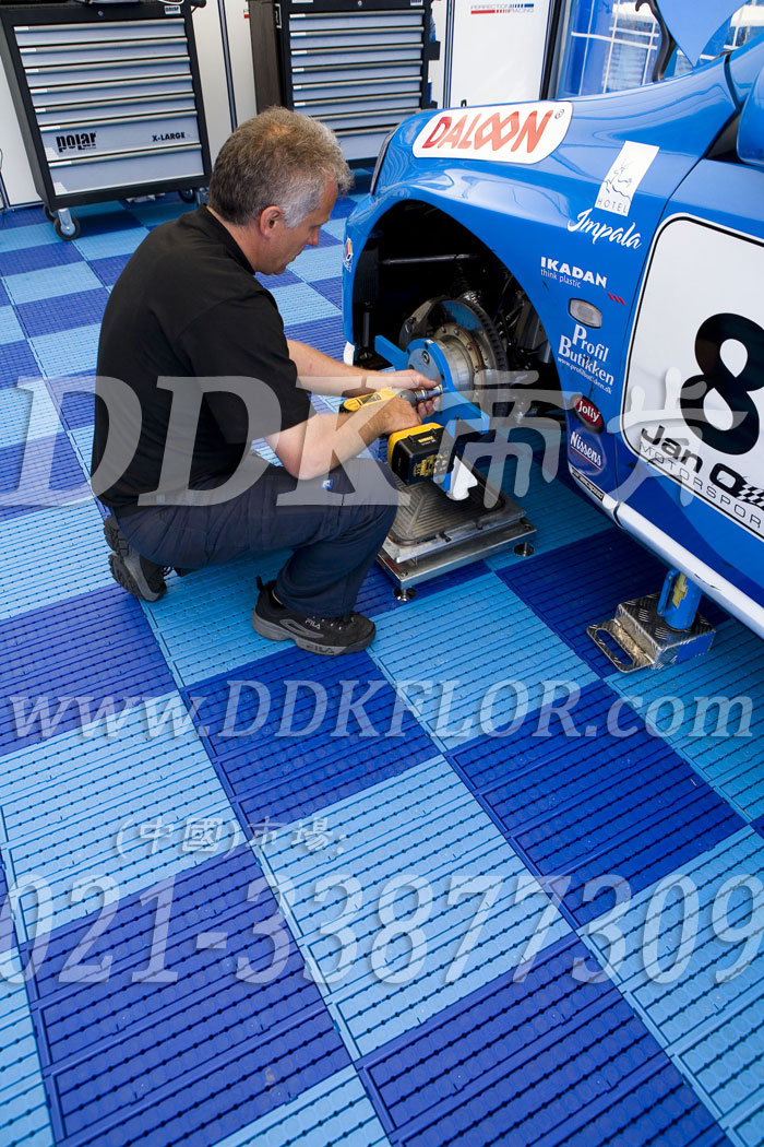 深藍+淺藍（5）_雪佛蘭汽車維修車間地板樣板圖片,帝肯(DDK)_7000_9979（維修車間地面材料）效果圖，pe戶外地板,pp防滑墊,塑料拼接地板,塑料拼裝地板,室外拼接地墊,室外鏤空拼裝地板,拼接地板,拼接式地墊,拼裝地墊,拼接式防滑墊,拼裝地板,拼裝地膠,模塊拼接式門墊,PVC拼接地墊,維修車間地板,車展地膠,車庫地板,車庫地墊,車庫地膠,車用防滑墊,車展地板,停車場防滑墊