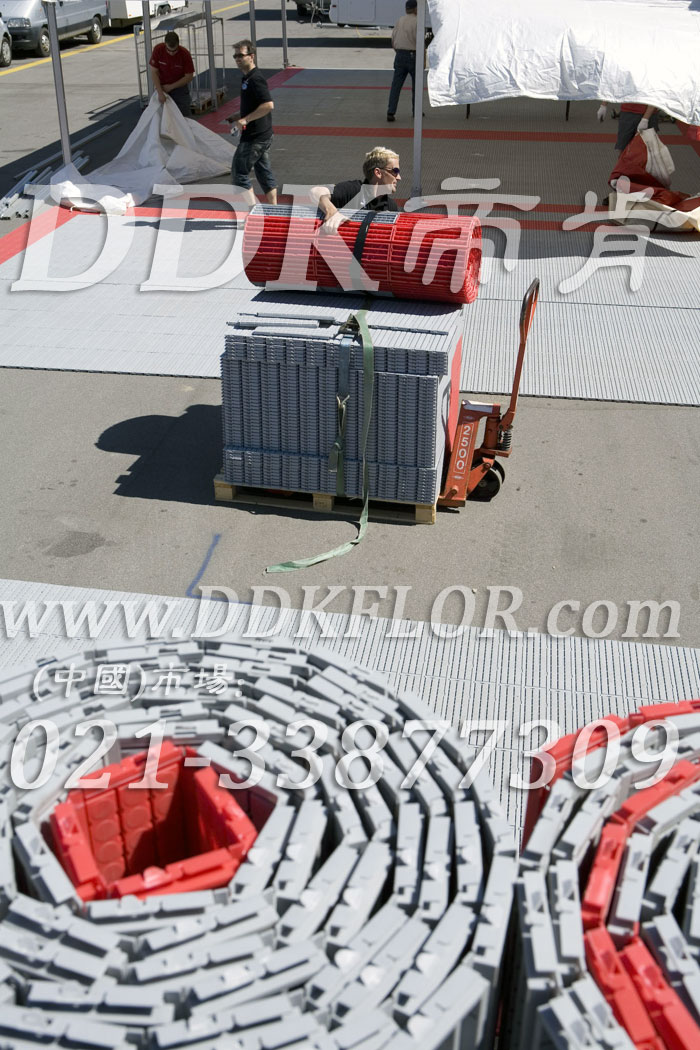 紅+灰（1）_戶外展會運動賽事帳篷地面材料樣板圖片,帝肯(DDK)_7000_600（篷房地面材料）效果圖，移動篷房用地板,pvc活動地板,pe戶外地板,戶外地磚,戶外地板,戶外塑料地板,戶外防滑墊,塑料戶外地板,pvc戶外地板,pvc承重地板,室外地坪,室外地墊,室外地板膠,室外地磚,室外地膠,室外塑料地板,室外塑料地毯,室外塑膠地板,室外拼接地墊,室外橡膠地板,室外環保地板,室外防滑地墊,室外防滑墊,展會地板,展會地膠,展銷會專用地板,可拼接展會塑膠地板,會展地板,展臺地板,車展地板,車展地膠,塑料拼接地板,塑料拼裝地板,PVC拼接地墊,拼接地板,拼接式地墊,拼裝地墊,拼裝地板,拼裝地膠,室外鏤空拼裝地板,組合式地墊