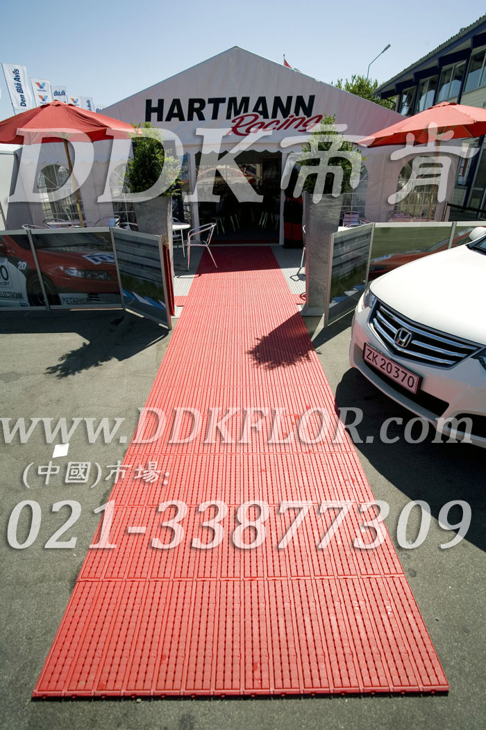 紅+灰（2）_戶外展會運動賽事帳篷地面材料樣板圖片,帝肯(DDK)_7000_600（篷房地面材料）效果圖，移動篷房用地板,pvc活動地板,pe戶外地板,戶外地磚,戶外地板,戶外塑料地板,戶外防滑墊,塑料戶外地板,pvc戶外地板,pvc承重地板,室外地坪,室外地墊,室外地板膠,室外地磚,室外地膠,室外塑料地板,室外塑料地毯,室外塑膠地板,室外拼接地墊,室外橡膠地板,室外環保地板,室外防滑地墊,室外防滑墊,展會地板,展會地膠,展銷會專用地板,可拼接展會塑膠地板,會展地板,展臺地板,車展地板,車展地膠,塑料拼接地板,塑料拼裝地板,PVC拼接地墊,拼接地板,拼接式地墊,拼裝地墊,拼裝地板,拼裝地膠,室外鏤空拼裝地板,組合式地墊