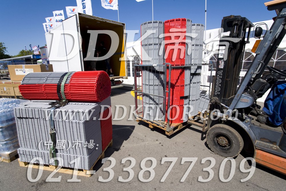 灰+紅（3）_本田汽車維修車間地板材料樣板圖片,帝肯(DDK)_7000_9979（維修車間地面材料）效果圖，移動篷房用地板,pe戶外地板,pp防滑墊,塑料拼接地板,塑料拼裝地板,室外拼接地墊,室外鏤空拼裝地板,拼接地板,拼接式地墊,拼裝地墊,拼接式防滑墊,拼裝地板,拼裝地膠,模塊拼接式門墊,PVC拼接地墊,維修車間地板,車展地膠,車庫地板,車庫地墊,車庫地膠,車用防滑墊,車展地板,停車場防滑墊