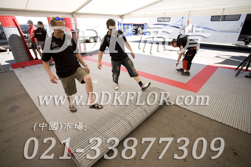 灰+紅（5）_本田汽車維修車間地板材料樣板圖片,帝肯(DDK)_7000_9979（維修車間地面材料）效果圖，移動篷房用地板,pe戶外地板,pp防滑墊,塑料拼接地板,塑料拼裝地板,室外拼接地墊,室外鏤空拼裝地板,拼接地板,拼接式地墊,拼裝地墊,拼接式防滑墊,拼裝地板,拼裝地膠,模塊拼接式門墊,PVC拼接地墊,維修車間地板,車展地膠,車庫地板,車庫地墊,車庫地膠,車用防滑墊,車展地板,停車場防滑墊