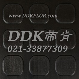黑灰色地面防滑耐磨地膠樣板圖片，帝肯(DDK)_X600（KS系列|百勝）效果圖，凈化車間地板,工廠車間地膠,工廠車間地板革,無(wú)塵車間地板,車間pvc地板,車間用地板膠,車間塑膠地板,車間塑料防滑墊,車間地面膠皮,車間地膠墊,車間地毯,車間地板磚,車間地板,車間地墊,車間防滑地墊,車間防滑墊,車間防砸地板,食品車間地板,耐壓耐磨地毯,耐壓地板,耐磨防滑地板,耐磨地膠,耐酸堿pvc地板膠,耐酸堿地墊,耐酸堿地毯,耐酸堿膠墊,耐油防滑地墊,耐酸堿防腐蝕膠墊,耐磨地板,PVC地毯,pvc塑料地毯,廠房地毯,塑料防滑地毯,地面保護(hù)地毯,塑料地毯,塑膠地毯,工業(yè)地毯,工業(yè)塑料地毯,工業(yè)防滑地毯,工廠地毯,塑料橡膠地毯,橡膠地毯,橡膠防滑地毯,過(guò)道地毯,通道地毯,防滑地毯,靜音地毯,除塵地毯,防噪聲地毯,防滑毯,防水地毯,防噪音地毯,防塵地毯,防滑塑料毯,防污地毯,走道地毯,車庫(kù)塑料地毯,pvc防滑卷材,pvc塑膠地毯,pvc塑膠地板,工廠塑膠地板,工業(yè)塑膠地板,車庫(kù)塑膠地板,廠房防滑地膠,廠房地膠,地膠,圓點(diǎn),工業(yè)地膠,工廠地膠,工廠地板膠,工廠地板,防酸堿地膠墊
