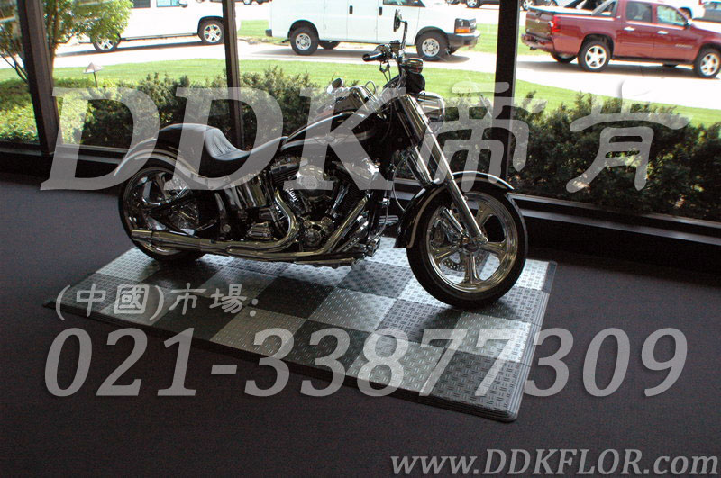 深灰+淺灰_摩托車展廳地面鋪設材料樣板圖片,帝肯(DDK)_3000_680（展會地板材料）效果圖,摩托車展臺,會展地板,可拼接展會塑膠地板,展會地板,展會地膠,展廳塑料格柵,展廳展車地墊,展臺地板,展銷會專用地板,摩托車展臺,汽車4s店卡扣展示板,汽車展廳地墊,汽車展廳地板,汽車展臺,汽車展示地墊,車型展示板,車展地板