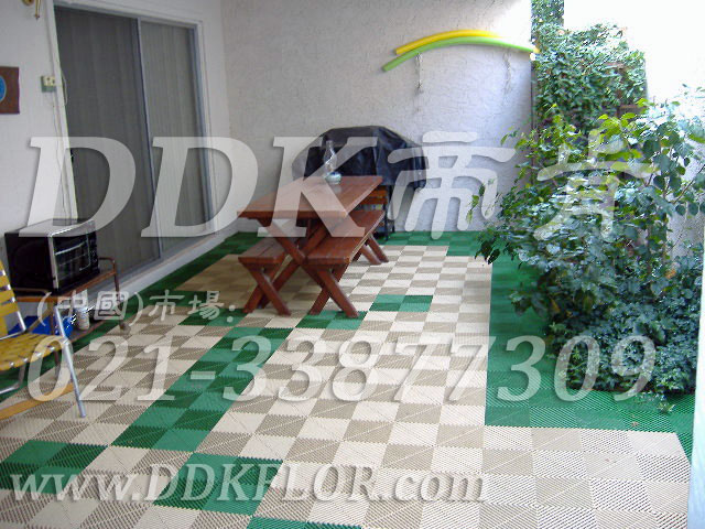 綠+灰_別墅花園地面材料鋪設(shè)樣板圖片,帝肯(DDK)_8100_T550(室外花園地面材料)效果圖 綠+灰_別墅花園地面材料鋪設(shè)樣板圖片,帝肯(DDK)_8100_T550(室外花園地面材料)效果圖,戶外地磚,戶外地板,戶外花園地磚,pvc戶外地板,塑料戶外地板,幼兒園戶外地墊,幼兒園戶外地板,戶外地墊,戶外地毯,戶外地膠,戶外塑料地板,戶外塑膠地毯,戶外花園地板,戶外草坪地墊,戶外防滑墊,花園戶外地板,陽(yáng)臺(tái)戶外地板,入戶花園地板,入戶花園地面,室外花園地磚,花園地板磚,露臺(tái)花園裝修,室外地板膠,室外地磚,室外地膠,室外塑料地板,室外塑膠地板,室外鏤空拼裝地板,室外防水地板,室外防滑地墊,室外生態(tài)地板,室外環(huán)保地板,室外防腐地板,室外陽(yáng)臺(tái)地板,室外陽(yáng)臺(tái)磚,室外露臺(tái)地磚,室外露臺(tái)裝修,幼兒園室外地膠