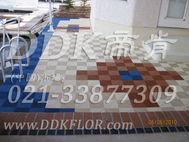 室外水岸邊_藍(lán)白咖啡色相拼_地面防滑塑膠地磚材料樣板圖片,帝肯(DDK)_8100_T550(室外花園地面材料)效果圖 室外水岸邊_藍(lán)白咖啡色相拼_地面防滑塑膠地磚材料樣板圖片,帝肯(DDK)_8100_T550(室外花園地面材料)效果圖,戶外地磚,戶外地板,戶外花園地磚,pvc戶外地板,塑料戶外地板,幼兒園戶外地墊,幼兒園戶外地板,戶外地墊,戶外地毯,戶外地膠,戶外塑料地板,戶外塑膠地毯,戶外花園地板,戶外草坪地墊,戶外防滑墊,花園戶外地板,陽(yáng)臺(tái)戶外地板,入戶花園地板,入戶花園地面,室外花園地磚,花園地板磚,露臺(tái)花園裝修,室外地板膠,室外地磚,室外地膠,室外塑料地板,室外塑膠地板,室外鏤空拼裝地板,室外防水地板,室外防滑地墊,室外生態(tài)地板,室外環(huán)保地板,室外防腐地板,室外陽(yáng)臺(tái)地板,室外陽(yáng)臺(tái)磚,室外露臺(tái)地磚,室外露臺(tái)裝修,幼兒園室外地膠