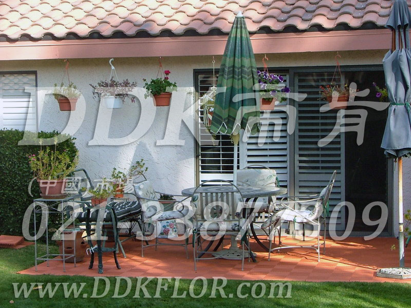 紅磚色_別墅室外花園地面鋪裝樣板圖片,帝肯(DDK)_8100_T550(室外花園地面材料)效果圖 紅磚色_別墅室外花園地面鋪裝樣板圖片,帝肯(DDK)_8100_T550(室外花園地面材料)效果圖,戶外地磚,戶外地板,戶外花園地磚,pvc戶外地板,塑料戶外地板,幼兒園戶外地墊,幼兒園戶外地板,戶外地墊,戶外地毯,戶外地膠,戶外塑料地板,戶外塑膠地毯,戶外花園地板,戶外草坪地墊,戶外防滑墊,花園戶外地板,陽(yáng)臺(tái)戶外地板,入戶花園地板,入戶花園地面,室外花園地磚,花園地板磚,露臺(tái)花園裝修,室外地板膠,室外地磚,室外地膠,室外塑料地板,室外塑膠地板,室外鏤空拼裝地板,室外防水地板,室外防滑地墊,室外生態(tài)地板,室外環(huán)保地板,室外防腐地板,室外陽(yáng)臺(tái)地板,室外陽(yáng)臺(tái)磚,室外露臺(tái)地磚,室外露臺(tái)裝修,幼兒園室外地膠