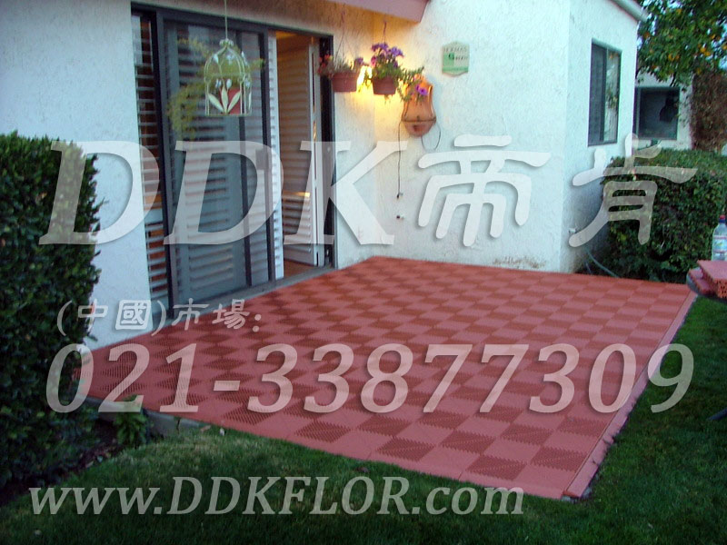 紅磚色(2)_別墅室外花園地面鋪裝樣板圖片,帝肯(DDK)_8100_T550(室外花園地面材料)效果圖 紅磚色(2)_別墅室外花園地面鋪裝樣板圖片,帝肯(DDK)_8100_T550(室外花園地面材料)效果圖,戶外地磚,戶外地板,戶外花園地磚,pvc戶外地板,塑料戶外地板,幼兒園戶外地墊,幼兒園戶外地板,戶外地墊,戶外地毯,戶外地膠,戶外塑料地板,戶外塑膠地毯,戶外花園地板,戶外草坪地墊,戶外防滑墊,花園戶外地板,陽(yáng)臺(tái)戶外地板,入戶花園地板,入戶花園地面,室外花園地磚,花園地板磚,露臺(tái)花園裝修,室外地板膠,室外地磚,室外地膠,室外塑料地板,室外塑膠地板,室外鏤空拼裝地板,室外防水地板,室外防滑地墊,室外生態(tài)地板,室外環(huán)保地板,室外防腐地板,室外陽(yáng)臺(tái)地板,室外陽(yáng)臺(tái)磚,室外露臺(tái)地磚,室外露臺(tái)裝修,幼兒園室外地膠
