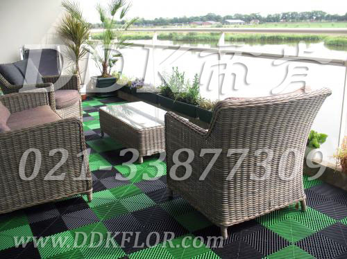 綠色+黑色組合相拼_露臺(tái)塑膠地板裝修效果圖樣板圖片,帝肯(DDK)_8100_T500（露天陽(yáng)臺(tái)地面材料）效果圖,別墅陽(yáng)臺(tái)地板,別墅陽(yáng)臺(tái)裝修,室外陽(yáng)臺(tái)地板,室外陽(yáng)臺(tái)磚,室外露臺(tái)地磚,室外露臺(tái)裝修,舞臺(tái)地板,陽(yáng)臺(tái)地板磚,陽(yáng)臺(tái)地磚裝修,陽(yáng)臺(tái)戶外地板,陽(yáng)臺(tái)拼裝地板,陽(yáng)臺(tái)裝修,露臺(tái)地板,露臺(tái)地磚,露臺(tái)地面裝修,露臺(tái)拼接地板,露臺(tái)花園裝修,露臺(tái)防滑地板,露臺(tái)防滑地磚,頂樓露臺(tái)裝修,室外生態(tài)地板,室外環(huán)保地板,室外防腐地板