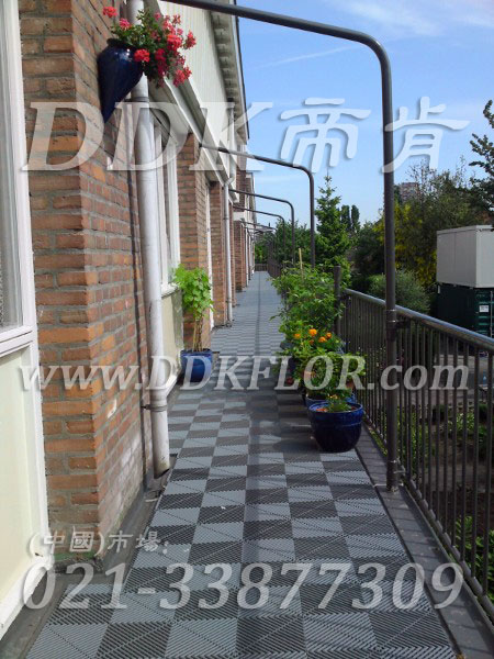 經典灰色_可拼式（8）_露天走廊地面用新型地板樣板圖片,帝肯(DDK)_8100_T500（露天陽臺地面材料）效果圖,走廊地板,走廊防滑墊,別墅陽臺地板,別墅陽臺裝修,室外陽臺地板,室外陽臺磚,室外露臺地磚,室外露臺裝修,舞臺地板,陽臺地板磚,陽臺地磚裝修,陽臺戶外地板,陽臺拼裝地板,陽臺裝修,露臺地板,露臺地磚,露臺地面裝修,露臺拼接地板,露臺花園裝修,露臺防滑地板,露臺防滑地磚,頂樓露臺裝修,室外生態地板,室外環保地板,室外防腐地板 