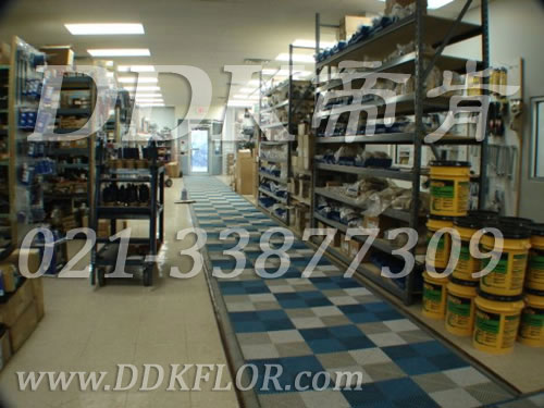 藍色+灰白色(1)_組合安裝_車間安全通道地面防滑材料樣板圖片,帝肯(DDK)_8100_9979(工廠地面材料)效果圖 藍色+灰白色(1)_組合安裝_車間安全通道地面防滑材料樣板圖片,帝肯(DDK)_8100_9979(工廠地面材料)效果圖,維修車間地板,車間塑料防滑墊,車間用地板膠,車間防滑地墊,車間防滑墊,車間防砸地板,車間地墊,通道防滑墊,安全通道用地板,倉庫防潮地膠,地面防滑墊,塑膠防滑墊,塑膠防滑地墊,多功能移動地板,室外地墊,室外地板膠,室外拼接地墊,室外防滑墊,室外防滑透水墊,工業走道地墊,工業耐油地墊,拼接式地墊,拼接地板,抗壓地墊,抗壓地板,模塊地板,排水地板,排水地墊,柵格地墊,拼裝地膠,拼裝地板,拼裝地墊,拼接式防滑墊,排水防滑墊,漏水地墊,漏水地膠,漏水防滑墊,甲板防滑墊,疏水板,疏水地墊,疏水防滑墊,疏水墊,網格地板,網格地墊,網格塑料地板墊,網格防滑墊,網格塑料墊,網狀防滑墊,耐壓地板,走廊地毯,走道地墊,耐磨地墊,耐油防滑墊,耐油防滑地墊,耐油耐水地墊,防潮地板磚,防潮地板,防潮地墊,防滑隔水墊,防潮板,防滑拼墊,防滑塑料地墊,透水防滑塑膠地墊,透水地板膠墊,透水地墊,隔水地板,隔水材料,耐重壓地板,耐重壓地墊,耐酸堿防腐蝕膠墊,耐磨地板,耐酸堿膠墊,耐酸堿地墊,耐酸堿pvc地板膠,耐磨防滑地板,耐磨地膠