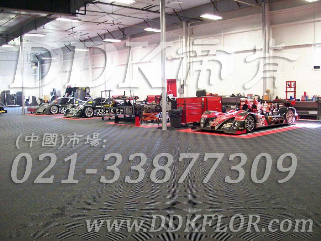 深灰色（1）_維修間地面鋪耐油抗壓新型地磚材料樣板圖片,帝肯(DDK)_8100_9979（工廠地面材料）效果圖,工廠車間地膠,維修車間地板,車間地墊,車間地板,車間地板磚,車間用地板膠,車間塑料防滑墊,車間地膠墊,車間防砸地板,車間防滑墊,車間防滑地墊,抗壓地板,抗壓地墊,耐壓地板,耐壓耐磨地毯,耐重壓地墊,防水地墊,透水地墊,透水地板膠墊,防水墊,防水地膠墊,防水防滑墊,防滑隔水墊,隔水地墊,隔水地板,隔水材料,疏水地墊,疏水板,疏水磚,疏水防滑墊,疏水防滑地墊,耐油耐水地墊,漏水防滑墊,漏水地膠,漏水地墊,疏水墊,排水地板,排水防滑墊,排水地墊,泄水型地板磚,pvc防水地墊,工業地墊,工業地板,工業地板膠,工業地磚,工業地膠,工廠走道地墊,工廠地墊,工業防滑墊,工業防滑地板,工業防滑地墊,工業走道地墊,工業耐油地墊,工業用格柵地墊,工廠用塑料地板,工廠地膠,工廠地板膠,工廠地板,工廠塑膠地板,pvc工業地板,廠房地板材料,廠房地膠,廠房防滑地膠,pvc承重地板,重型防滑耐油墊,塑料拼裝地板,塑料拼接地板,拼接式地墊,拼接地板,拼接式防滑墊,拼裝地墊,拼裝地板,拼裝地膠,防滑拼墊,耐酸堿地墊,耐酸堿防腐蝕膠墊,防酸堿地膠墊,網孔地墊,網格地板,網格防滑墊,網狀防滑墊,塑料網格扳,塑料網格防滑地墊,塑料防滑網格墊,防滑塑料網格