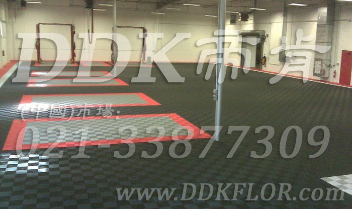 深灰色（2）_維修間地面鋪耐油抗壓新型地磚材料樣板圖片,帝肯(DDK)_8100_9979（工廠地面材料）效果圖,工廠車間地膠,維修車間地板,車間地墊,車間地板,車間地板磚,車間用地板膠,車間塑料防滑墊,車間地膠墊,車間防砸地板,車間防滑墊,車間防滑地墊,抗壓地板,抗壓地墊,耐壓地板,耐壓耐磨地毯,耐重壓地墊,防水地墊,透水地墊,透水地板膠墊,防水墊,防水地膠墊,防水防滑墊,防滑隔水墊,隔水地墊,隔水地板,隔水材料,疏水地墊,疏水板,疏水磚,疏水防滑墊,疏水防滑地墊,耐油耐水地墊,漏水防滑墊,漏水地膠,漏水地墊,疏水墊,排水地板,排水防滑墊,排水地墊,泄水型地板磚,pvc防水地墊,工業地墊,工業地板,工業地板膠,工業地磚,工業地膠,工廠走道地墊,工廠地墊,工業防滑墊,工業防滑地板,工業防滑地墊,工業走道地墊,工業耐油地墊,工業用格柵地墊,工廠用塑料地板,工廠地膠,工廠地板膠,工廠地板,工廠塑膠地板,pvc工業地板,廠房地板材料,廠房地膠,廠房防滑地膠,pvc承重地板,重型防滑耐油墊,塑料拼裝地板,塑料拼接地板,拼接式地墊,拼接地板,拼接式防滑墊,拼裝地墊,拼裝地板,拼裝地膠,防滑拼墊,耐酸堿地墊,耐酸堿防腐蝕膠墊,防酸堿地膠墊,網孔地墊,網格地板,網格防滑墊,網狀防滑墊,塑料網格扳,塑料網格防滑地墊,塑料防滑網格墊,防滑塑料網格