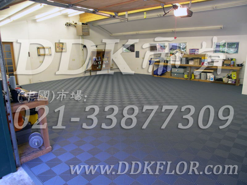 深灰色（3）_維修間地面鋪耐油抗壓新型地磚材料樣板圖片,帝肯(DDK)_8100_9979（工廠地面材料）效果圖,工廠車間地膠,維修車間地板,車間地墊,車間地板,車間地板磚,車間用地板膠,車間塑料防滑墊,車間地膠墊,車間防砸地板,車間防滑墊,車間防滑地墊,抗壓地板,抗壓地墊,耐壓地板,耐壓耐磨地毯,耐重壓地墊,防水地墊,透水地墊,透水地板膠墊,防水墊,防水地膠墊,防水防滑墊,防滑隔水墊,隔水地墊,隔水地板,隔水材料,疏水地墊,疏水板,疏水磚,疏水防滑墊,疏水防滑地墊,耐油耐水地墊,漏水防滑墊,漏水地膠,漏水地墊,疏水墊,排水地板,排水防滑墊,排水地墊,泄水型地板磚,pvc防水地墊,工業地墊,工業地板,工業地板膠,工業地磚,工業地膠,工廠走道地墊,工廠地墊,工業防滑墊,工業防滑地板,工業防滑地墊,工業走道地墊,工業耐油地墊,工業用格柵地墊,工廠用塑料地板,工廠地膠,工廠地板膠,工廠地板,工廠塑膠地板,pvc工業地板,廠房地板材料,廠房地膠,廠房防滑地膠,pvc承重地板,重型防滑耐油墊,塑料拼裝地板,塑料拼接地板,拼接式地墊,拼接地板,拼接式防滑墊,拼裝地墊,拼裝地板,拼裝地膠,防滑拼墊,耐酸堿地墊,耐酸堿防腐蝕膠墊,防酸堿地膠墊,網孔地墊,網格地板,網格防滑墊,網狀防滑墊,塑料網格扳,塑料網格防滑地墊,塑料防滑網格墊,防滑塑料網格