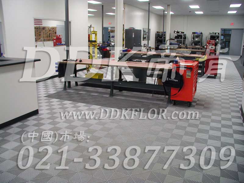 深灰色（6）_機器維修車間地面鋪耐油抗壓新型地磚材料樣板圖片,帝肯(DDK)_8100_9979（工廠地面材料）效果圖,工廠車間地膠,維修車間地板,車間地墊,車間地板,車間地板磚,車間用地板膠,車間塑料防滑墊,車間地膠墊,車間防砸地板,車間防滑墊,車間防滑地墊,抗壓地板,抗壓地墊,耐壓地板,耐壓耐磨地毯,耐重壓地墊,防水地墊,透水地墊,透水地板膠墊,防水墊,防水地膠墊,防水防滑墊,防滑隔水墊,隔水地墊,隔水地板,隔水材料,疏水地墊,疏水板,疏水磚,疏水防滑墊,疏水防滑地墊,耐油耐水地墊,漏水防滑墊,漏水地膠,漏水地墊,疏水墊,排水地板,排水防滑墊,排水地墊,泄水型地板磚,pvc防水地墊,工業地墊,工業地板,工業地板膠,工業地磚,工業地膠,工廠走道地墊,工廠地墊,工業防滑墊,工業防滑地板,工業防滑地墊,工業走道地墊,工業耐油地墊,工業用格柵地墊,工廠用塑料地板,工廠地膠,工廠地板膠,工廠地板,工廠塑膠地板,pvc工業地板,廠房地板材料,廠房地膠,廠房防滑地膠,pvc承重地板,重型防滑耐油墊,塑料拼裝地板,塑料拼接地板,拼接式地墊,拼接地板,拼接式防滑墊,拼裝地墊,拼裝地板,拼裝地膠,防滑拼墊,耐酸堿地墊,耐酸堿防腐蝕膠墊,防酸堿地膠墊,網孔地墊,網格地板,網格防滑墊,網狀防滑墊,塑料網格扳,塑料網格防滑地墊,塑料防滑網格墊,防滑塑料網格