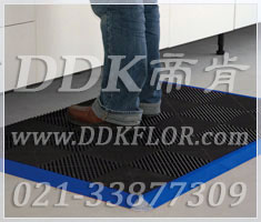 黑色+藍色框（4）_工廠車間環境工業耐磨抗壓防滑地面材料樣板圖片,帝肯(DDK)_8100_9979（工廠地面材料）效果圖,工廠車間地膠,維修車間地板,車間地墊,車間地板,車間地板磚,車間用地板膠,車間塑料防滑墊,車間地膠墊,車間防砸地板,車間防滑墊,車間防滑地墊,抗壓地板,抗壓地墊,耐壓地板,耐壓耐磨地毯,耐重壓地墊,防水地墊,透水地墊,透水地板膠墊,防水墊,防水地膠墊,防水防滑墊,防滑隔水墊,隔水地墊,隔水地板,隔水材料,疏水地墊,疏水板,疏水磚,疏水防滑墊,疏水防滑地墊,耐油耐水地墊,漏水防滑墊,漏水地膠,漏水地墊,疏水墊,排水地板,排水防滑墊,排水地墊,泄水型地板磚,pvc防水地墊,工業地墊,工業地板,工業地板膠,工業地磚,工業地膠,工廠走道地墊,工廠地墊,工業防滑墊,工業防滑地板,工業防滑地墊,工業走道地墊,工業耐油地墊,工業用格柵地墊,工廠用塑料地板,工廠地膠,工廠地板膠,工廠地板,工廠塑膠地板,pvc工業地板,廠房地板材料,廠房地膠,廠房防滑地膠,pvc承重地板,重型防滑耐油墊,塑料拼裝地板,塑料拼接地板,拼接式地墊,拼接地板,拼接式防滑墊,拼裝地墊,拼裝地板,拼裝地膠,防滑拼墊,耐酸堿地墊,耐酸堿防腐蝕膠墊,防酸堿地膠墊,網孔地墊,網格地板,網格防滑墊,網狀防滑墊,塑料網格扳,塑料網格防滑地墊,塑料防滑網格墊,防滑塑料網格