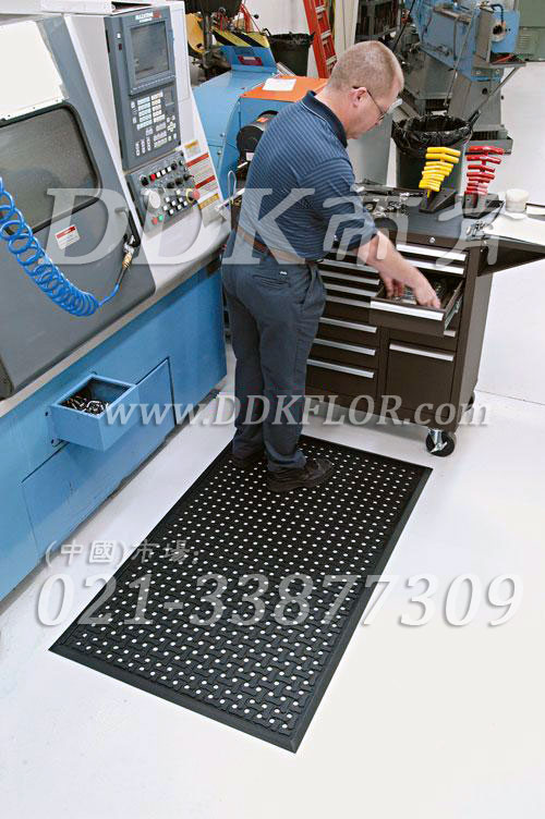 車間地面防滑及保障安全和緩解站立疲勞的鋪地材料_黑色釘底設計（1）樣板圖片,帝肯(DDK)_4700_9979（車間地面防滑鋪墊材）效果圖,工業抗疲勞地墊,工業抗疲勞防滑墊,抗疲勞地毯,抗疲勞墊,抗疲勞腳墊,經濟型抗疲勞地墊,疏水型抗疲勞地墊,防疲勞地墊,防疲勞腳墊,防疲勞墊,防疲勞地膠,防疲勞地毯,廠房防滑地膠,地面防滑墊,安全防滑墊,多孔防滑地墊,工業防滑地墊,工業防滑地毯,工業防滑墊,工廠防滑地墊,工廠防滑墊,帶孔防滑墊,排水地墊,橡膠防滑地墊,橡膠防滑地毯,橡膠防滑墊,流水線地墊,漏水防滑墊,漏水橡膠墊,疏水防滑地墊,疏水防滑墊,耐油防滑地墊,耐油防滑墊,車間地毯,車間防滑地墊,車間防滑墊,重型防滑耐油墊,防滑膠墊,防滑腳墊,防滑地毯,防滑橡膠墊,防滑橡膠地墊,工業地墊,工業地毯,工業地膠,工業耐油地墊,工業走道地墊,工廠地墊,工廠地板膠,工廠地毯,工廠地膠,工廠用橡膠地墊,工廠走道地墊,耐油工業橡膠墊,耐油地墊,工廠車間地膠,車間地墊,車間地膠墊,車間地面膠皮,車間塑料防滑墊