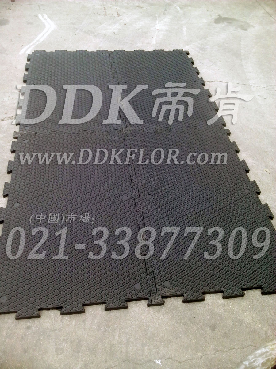 黑色_菱紋表面_抗壓耐磨防滑厚地板(1)樣板圖片,帝肯(DDK)_4300(Fox|弗克斯)效果圖 黑色_菱紋表面_抗壓耐磨防滑厚地板(1)樣板圖片,帝肯(DDK)_4300(Fox|弗克斯)效果圖,耐壓耐磨地毯,耐磨地墊,抗壓地墊,抗壓地板,耐壓地板,耐重壓地板,耐重壓地墊,廠房地板材料,廠房防滑地膠,安全防滑墊,防滑地板膠