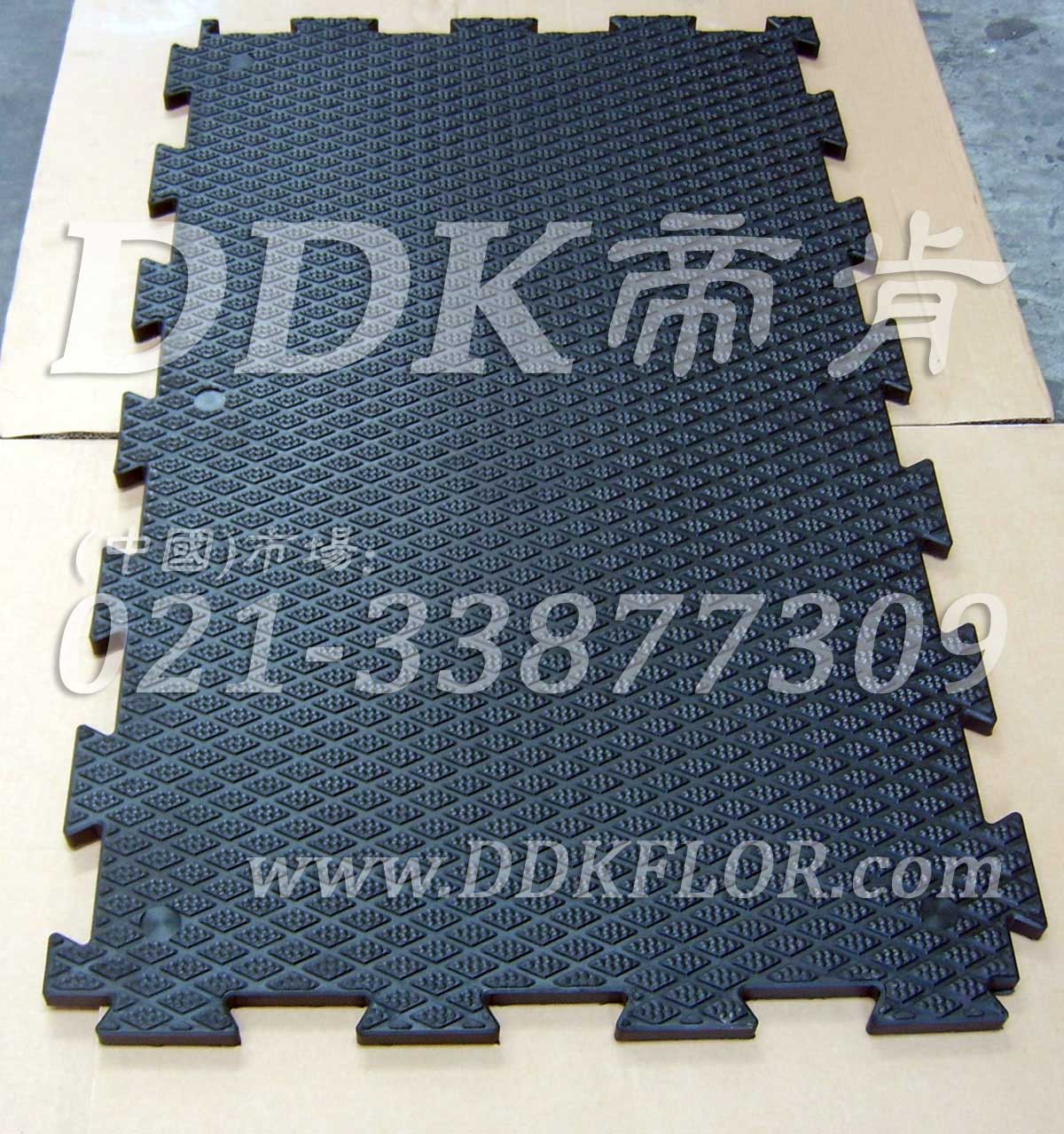 黑色_菱紋表面_抗壓耐磨防滑厚地板(2)樣板圖片,帝肯(DDK)_4300(Fox|弗克斯)效果圖 黑色_菱紋表面_抗壓耐磨防滑厚地板(2)樣板圖片,帝肯(DDK)_4300(Fox|弗克斯)效果圖,耐壓耐磨地毯,耐磨地墊,抗壓地墊,抗壓地板,耐壓地板,耐重壓地板,耐重壓地墊,廠房地板材料,廠房防滑地膠,安全防滑墊,防滑地板膠