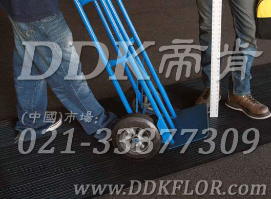 卷材黑色（1）_工廠車間用防滑耐磨地毯樣板圖片,帝肯(DDK)_S450_9979（工業車間地面防滑材料）效果圖,廠房地毯,廠房地膠,過道地毯,過道地墊,過道防滑墊,工廠車間地板革,維修車間地板,車間地墊,車間地毯,車間地膠墊,車間地面膠皮,車間塑料防滑墊,車間用地板膠,車間防滑地墊,車間防滑墊,車間防砸地板,工廠車間地膠,工業地毯,工業地膠,工業塑料地毯,工業地墊,工業地板膠,工業地板革,工業耐油地墊,工業走道地墊,工業防滑地毯,工業防滑墊,工廠地墊,工廠地毯,工廠地膠,工廠走道地墊,工業抗疲勞防滑墊,走道地墊,走道地毯,走道墊,塑料防滑地毯,橡膠地毯,耐壓耐磨地毯,走廊地毯,防滑地毯,防污地毯,防滑毯,防水地毯,防噪聲地毯,通道地毯,經濟型抗疲勞地墊,抗疲勞腳墊,抗疲勞地毯,防疲勞地膠,防疲勞地毯,耐磨地膠,工廠用橡膠地墊,工廠防滑地墊,工廠防滑墊,pvc防滑地毯,pvc防滑地膠,PVC地毯,pvc地膠,pvc塑料地毯,pvc塑膠地毯,流水線地墊