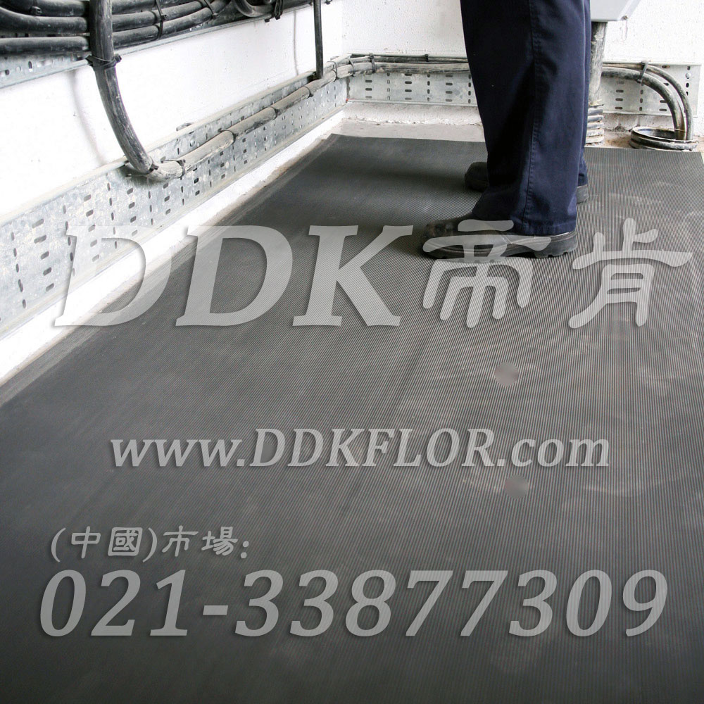 卷材黑色（5）_工廠車間用防滑耐磨地毯樣板圖片,帝肯(DDK)_S450_9979（工業車間地面防滑材料）效果圖,廠房地毯,廠房地膠,過道地毯,過道地墊,過道防滑墊,工廠車間地板革,維修車間地板,車間地墊,車間地毯,車間地膠墊,車間地面膠皮,車間塑料防滑墊,車間用地板膠,車間防滑地墊,車間防滑墊,車間防砸地板,工廠車間地膠,工業地毯,工業地膠,工業塑料地毯,工業地墊,工業地板膠,工業地板革,工業耐油地墊,工業走道地墊,工業防滑地毯,工業防滑墊,工廠地墊,工廠地毯,工廠地膠,工廠走道地墊,工業抗疲勞防滑墊,走道地墊,走道地毯,走道墊,塑料防滑地毯,橡膠地毯,耐壓耐磨地毯,走廊地毯,防滑地毯,防污地毯,防滑毯,防水地毯,防噪聲地毯,通道地毯,經濟型抗疲勞地墊,抗疲勞腳墊,抗疲勞地毯,防疲勞地膠,防疲勞地毯,耐磨地膠,工廠用橡膠地墊,工廠防滑地墊,工廠防滑墊,pvc防滑地毯,pvc防滑地膠,PVC地毯,pvc地膠,pvc塑料地毯,pvc塑膠地毯,流水線地墊