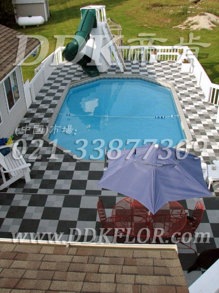 室外花園及泳池四周地面防滑塑膠地磚材料（9）_灰白相拼組合樣板圖片,帝肯(DDK)_8100_339（游泳池防滑地磚材料）效果圖,入戶花園地板,入戶花園地面,戶外花園地板,戶外花園地磚,室外花園地磚,露臺(tái)花園裝修,花園地板磚,花園戶外地板,泳池地膠,泳池防滑地墊,泳池防滑地毯,游泳池防滑墊,游泳池防滑地膠,游泳池地墊