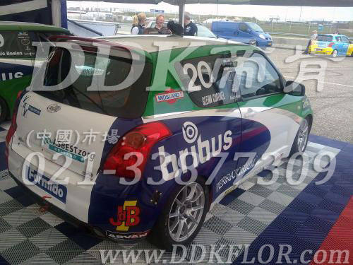 停車庫地面地板材料_灰蘭紅三色組合樣板圖片,帝肯(DDK)_8100_C618（私人車庫地面材料）效果圖,停車場(chǎng)塑膠網(wǎng)格,停車場(chǎng)防滑墊,車用防滑墊,車庫地板,車庫地膠,車庫地墊,車庫地坪,車庫塑膠地板,車庫防滑墊