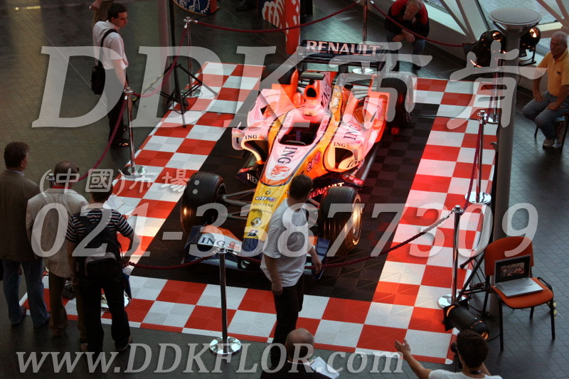 紅色+白色+黑色組合安裝(10)_展覽展會地面地板材料樣板圖片,帝肯(DDK)_8100_680(展覽地面地板材料)效果圖 紅色+白色+黑色組合安裝(10)_展覽展會地面地板材料樣板圖片,帝肯(DDK)_8100_680(展覽地面地板材料)效果圖,會展地板,可拼接展會塑膠地板,展會地板,展會地膠,展廳塑料格柵,展廳展車地墊,展臺地板,展銷會專用地板,汽車4s店卡扣展示板,汽車展廳地墊,汽車展廳地板,汽車展臺,汽車展示地墊,車型展示板,車展地板,車展地膠