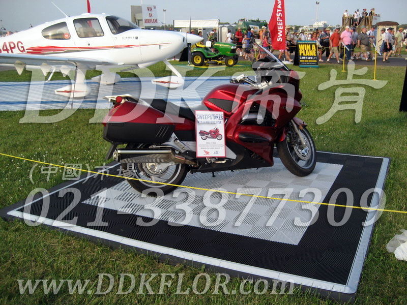 黑色加白色組合安裝(17)_摩托車室外展覽展會地面地板材料樣板圖片,帝肯(DDK)_8100_680(展覽地面地板材料)效果圖 黑色加白色組合安裝(17)_摩托車室外展覽展會地面地板材料樣板圖片,帝肯(DDK)_8100_680(展覽地面地板材料)效果圖,會展地板,可拼接展會塑膠地板,展會地板,展會地膠,展廳塑料格柵,展廳展車地墊,展臺地板,展銷會專用地板,汽車4s店卡扣展示板,汽車展廳地墊,汽車展廳地板,汽車展臺,汽車展示地墊,車型展示板,車展地板,車展地膠,草坪專用蓋板,草坪保護(hù)墊,草坪保護(hù)板,草坪地板