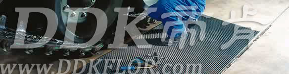 灰色_車間地面防滑防護網格毯（4）樣板圖片,帝肯(DDK)_1900_9979（工業地面鋪地材料）效果圖，工業地墊,工業地板膠,工業地板革,工業地毯,工業地膠,工業塑料地毯,工業塑膠地板,工業抗疲勞地墊,工業抗疲勞防滑墊,工業橡膠地板,工業用格柵地墊,工業耐油地墊,工業走道地墊,工業防滑地墊,工業防滑地毯,工業防滑墊,工廠地墊,工廠地板膠,工廠地毯,工廠地膠,工廠塑膠地板,工廠用橡膠地墊,工廠走道地墊,工廠用塑料地板,工廠車間地板革,工廠車間地膠,工廠防滑地墊,工廠防滑墊,帶孔防滑墊,多孔防滑地墊,多孔橡膠墊,耐油工業橡膠墊,車間地墊,車間防滑地墊,車間防滑墊,車間地面膠皮,車間地膠墊,車間地毯,車間塑料防滑墊,車間塑膠地板,抗疲勞地毯,抗疲勞墊,抗疲勞腳墊,疏水型抗疲勞地墊,經濟型抗疲勞地墊,防疲勞墊,防疲勞地膠,防疲勞地毯,防疲勞地墊,防疲勞腳墊,廠房防滑地膠,廠房地板材料,廠房地膠,廠房地毯,z字型疏水墊,疏水防滑墊,漏水橡膠墊,漏水地膠,漏水防滑墊,耐油耐水地墊,茶水間防滑地墊,防水地毯,透水地墊,透水地板膠墊,隔水材料,疏水地毯,疏水地席