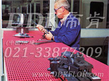 紅色_工廠車間工作臺面防滑防護網格毯（10）樣板圖片,帝肯(DDK)_1900_9979（工業地面鋪地材料）效果圖，工業地墊,工業地板膠,工業地板革,工業地毯,工業地膠,工業塑料地毯,工業塑膠地板,工業抗疲勞地墊,工業抗疲勞防滑墊,工業橡膠地板,工業用格柵地墊,工業耐油地墊,工業走道地墊,工業防滑地墊,工業防滑地毯,工業防滑墊,工廠地墊,工廠地板膠,工廠地毯,工廠地膠,工廠塑膠地板,工廠用橡膠地墊,工廠走道地墊,工廠用塑料地板,工廠車間地板革,工廠車間地膠,工廠防滑地墊,工廠防滑墊,帶孔防滑墊,多孔防滑地墊,多孔橡膠墊,耐油工業橡膠墊,車間地墊,車間防滑地墊,車間防滑墊,車間地面膠皮,車間地膠墊,車間地毯,車間塑料防滑墊,車間塑膠地板,抗疲勞地毯,抗疲勞墊,抗疲勞腳墊,疏水型抗疲勞地墊,經濟型抗疲勞地墊,防疲勞墊,防疲勞地膠,防疲勞地毯,防疲勞地墊,防疲勞腳墊,廠房防滑地膠,廠房地板材料,廠房地膠,廠房地毯,z字型疏水墊,疏水防滑墊,漏水橡膠墊,漏水地膠,漏水防滑墊,耐油耐水地墊,茶水間防滑地墊,防水地毯,透水地墊,透水地板膠墊,隔水材料,疏水地毯,疏水地席