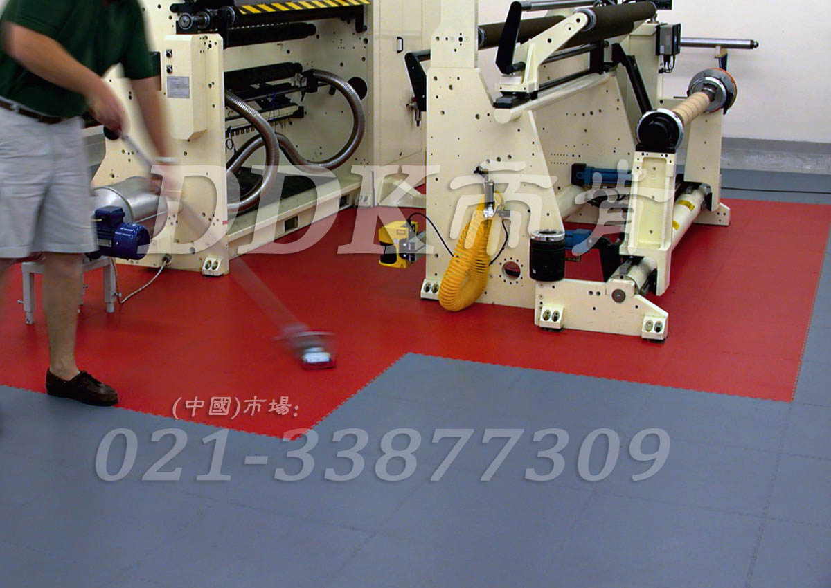 紅+灰色地板_工廠車間機器地面耐壓材料鋪裝樣板圖片,帝肯(DDK)_2000_9979(工業廠房車間地面材料)效果圖 紅+灰色地板_工廠車間機器地面耐壓材料鋪裝樣板圖片,帝肯(DDK)_2000_9979(工業廠房車間地面材料)效果圖,庫房地板,廠房地板材料,廠房地膠,廠房塑膠地板,廠房防滑地膠,維修車間地板,安全通道用地板,工業pvc地板,pvc工業地板,工業地板磚,工業地板,工業地板膠,工業地膠,工業塑膠地板,工業橡膠地板,工業防滑墊,pvc承重地板,耐重壓地板,工廠車間地膠,工廠車間地板革,車間pvc地板,車間塑膠地板,車間用地板膠,車間地板磚,車間地板,車間防砸地板,車間地膠墊,車間地面膠皮,倉庫防潮地膠,倉庫地板,防潮地板,防潮板,塑料拼裝地板,塑料拼接地板,塑料橡膠地毯,塑料地板