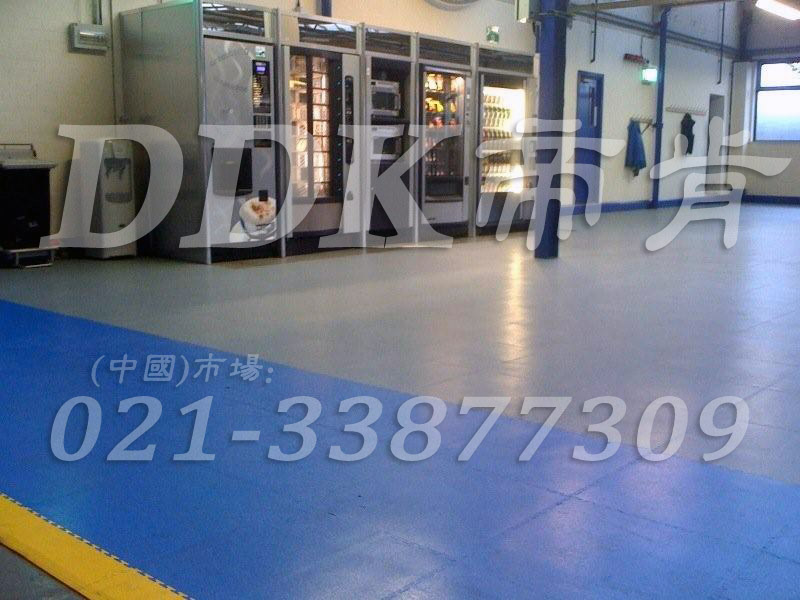 藍色+黃邊地板(1)_工廠通道地面鋪裝材料樣板圖片,帝肯(DDK)_2000_9979(工業廠房車間地面材料)效果圖 藍色+黃邊地板(1)_工廠通道地面鋪裝材料樣板圖片,帝肯(DDK)_2000_9979(工業廠房車間地面材料)效果圖,維修車間地板,安全通道用地板,工業pvc地板,pvc工業地板,工業地板磚,工業地板,工業地板膠,工業地膠,工業塑膠地板,工業橡膠地板,工業防滑墊,pvc承重地板,耐重壓地板,工廠車間地膠,工廠車間地板革,車間pvc地板,車間塑膠地板,車間用地板膠,車間地板磚,車間地板,車間防砸地板,車間地膠墊,車間地面膠皮,倉庫防潮地膠,倉庫地板,防潮地板,防潮板,塑料拼裝地板,塑料拼接地板,塑料橡膠地毯,塑料地板