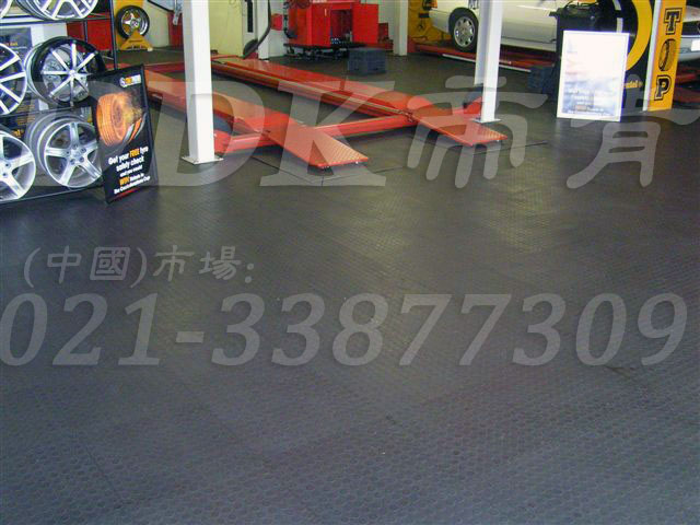 深灰色耐磨地板_車輛快修店維修車間地面抗壓防滑材料鋪設(shè)樣板圖片,帝肯(DDK)_2000_9979(工業(yè)廠房車間地面材料)效果圖 深灰色耐磨地板_車輛快修店維修車間地面抗壓防滑材料鋪設(shè)樣板圖片,帝肯(DDK)_2000_9979(工業(yè)廠房車間地面材料)效果圖,維修車間地板,安全通道用地板,工業(yè)pvc地板,pvc工業(yè)地板,工業(yè)地板磚,工業(yè)地板,工業(yè)地板膠,工業(yè)地膠,工業(yè)塑膠地板,工業(yè)橡膠地板,工業(yè)防滑墊,pvc承重地板,耐重壓地板,工廠車間地膠,工廠車間地板革,車間pvc地板,車間塑膠地板,車間用地板膠,車間地板磚,車間地板,車間防砸地板,車間地膠墊,車間地面膠皮,倉庫防潮地膠,倉庫地板,防潮地板,防潮板,塑料拼裝地板,塑料拼接地板,塑料橡膠地毯,塑料地板