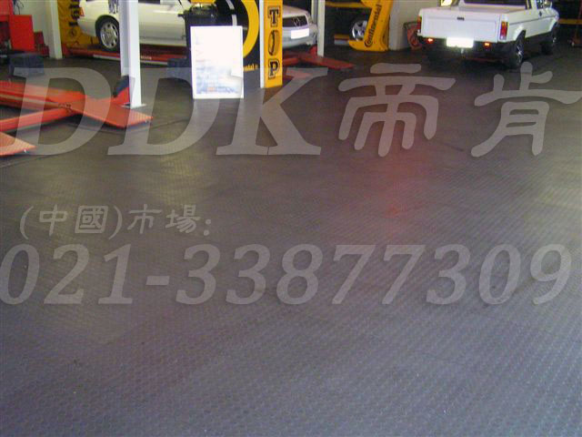 深灰色耐磨防滑地板_汽修廠車間地面抗壓耐油材料樣板圖片,帝肯(DDK)_2000_9979(工業(yè)廠房車間地面材料)效果圖 深灰色耐磨防滑地板_汽修廠車間地面抗壓耐油材料樣板圖片,帝肯(DDK)_2000_9979(工業(yè)廠房車間地面材料)效果圖,維修車間地板,安全通道用地板,工業(yè)pvc地板,pvc工業(yè)地板,工業(yè)地板磚,工業(yè)地板,工業(yè)地板膠,工業(yè)地膠,工業(yè)塑膠地板,工業(yè)橡膠地板,工業(yè)防滑墊,pvc承重地板,耐重壓地板,工廠車間地膠,工廠車間地板革,車間pvc地板,車間塑膠地板,車間用地板膠,車間地板磚,車間地板,車間防砸地板,車間地膠墊,車間地面膠皮,倉庫防潮地膠,倉庫地板,防潮地板,防潮板,塑料拼裝地板,塑料拼接地板,塑料橡膠地毯,塑料地板