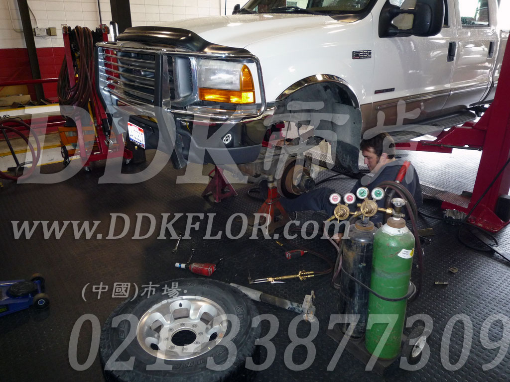 黑灰色防滑耐油地板_汽修廠車間耐磨抗壓地面材料樣板圖片,帝肯(DDK)_2000_9979(工業廠房車間地面材料)效果圖, 黑灰色防滑耐油地板_汽修廠車間耐磨抗壓地面材料樣板圖片,帝肯(DDK)_2000_9979(工業廠房車間地面材料)效果圖,維修車間地板,安全通道用地板,工業pvc地板,pvc工業地板,工業地板磚,工業地板,工業地板膠,工業地膠,工業塑膠地板,工業橡膠地板,工業防滑墊,pvc承重地板,耐重壓地板,工廠車間地膠,工廠車間地板革,車間pvc地板,車間塑膠地板,車間用地板膠,車間地板磚,車間地板,車間防砸地板,車間地膠墊,車間地面膠皮,倉庫防潮地膠,倉庫地板,防潮地板,防潮板,塑料拼裝地板,塑料拼接地板,塑料橡膠地毯,塑料地板