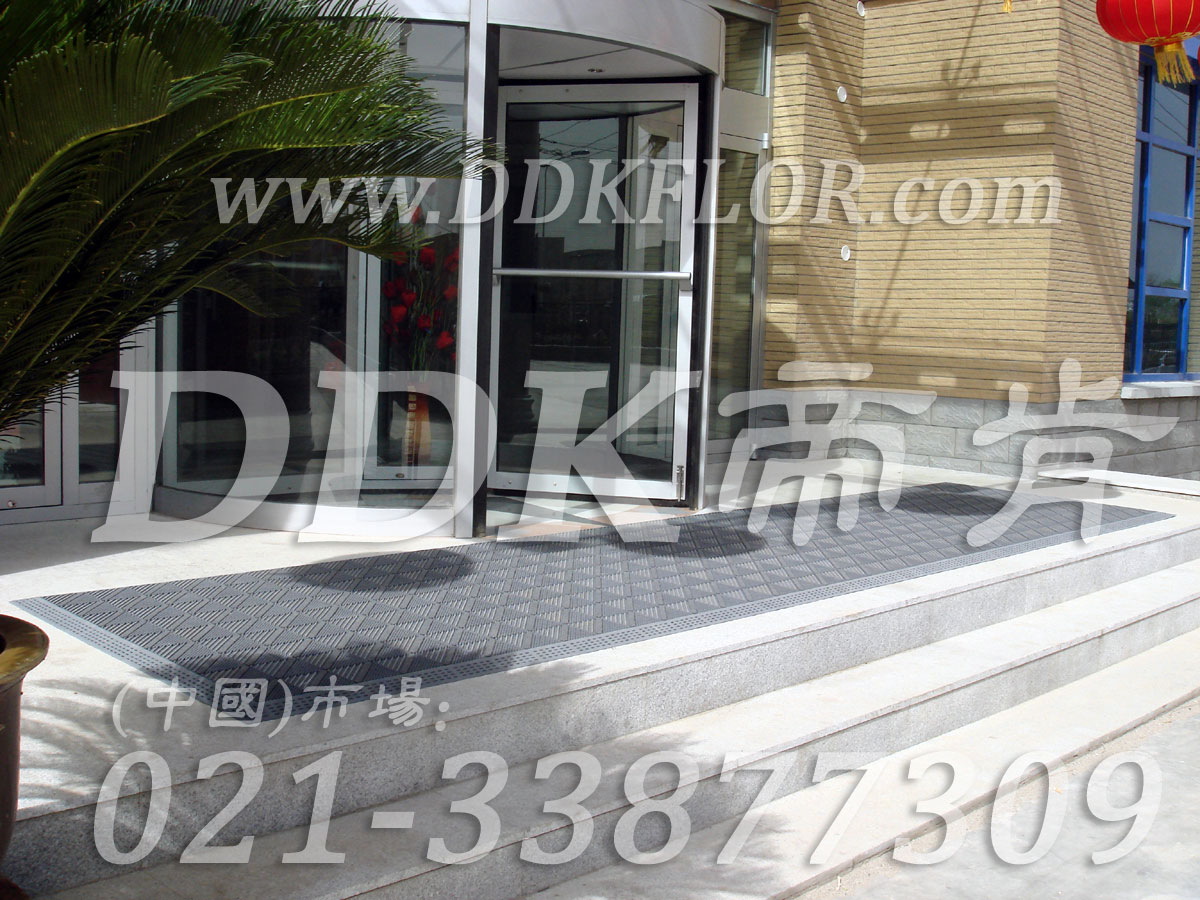 高級商用進門腳墊（2）_經典商務灰色樣板圖片,帝肯(DDK)_900_9000（LOTO|力拓）效果圖,三合一門口毯,三合一門墊,刮泥門墊,塑料門墊,大門腳墊,塑膠門墊,嵌入式門墊,廣告門墊,模塊拼接式門墊,橡膠門墊,腳墊門墊,自動門地墊,進門地墊,進門腳墊,門前地墊,門前墊,門前毯,門前腳墊,門廳地墊,門廳地毯,門廳腳墊,門廳除塵地墊,門口地墊,門口地毯,門口地面除塵刷,門口腳墊,門口腳踏墊,門口防塵地墊,門墊地毯,門墊地墊,門墊,門口除塵地墊,門口防滑墊,門口防滑地膠,門口防滑地墊,門口防塵墊,門口防塵地毯,防滑門墊,除塵門墊,除雪門墊,防塵門墊,pvc拼接式除塵墊,三合一防塵地墊,三合一防塵墊,三合一除塵墊,入口防塵地墊,刮泥除塵地墊,吸水吸塵地墊,防塵地墊,防塵地毯,防塵地膠墊,防塵墊,防塵防污地墊,防塵防滑地墊,除塵地墊,防滑除塵地墊,除塵腳墊,除塵墊,除塵地膠,除塵地毯,刮泥地墊,入口防水地墊,入口防滑墊,出入口地墊,PVC拼接地墊,室外拼接地墊,拼裝地墊,拼接式防滑墊,拼接式地墊,拼裝地膠,組合式地墊,模塊地墊