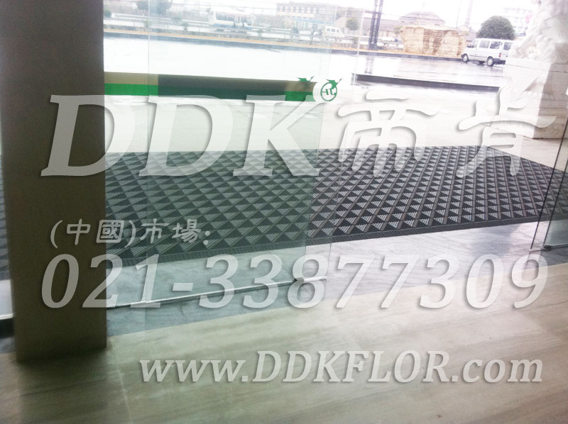 高級商用進門腳墊（3）_經典商務灰色樣板圖片,帝肯(DDK)_900_9000（LOTO|力拓）效果圖,三合一門口毯,三合一門墊,刮泥門墊,塑料門墊,大門腳墊,塑膠門墊,嵌入式門墊,廣告門墊,模塊拼接式門墊,橡膠門墊,腳墊門墊,自動門地墊,進門地墊,進門腳墊,門前地墊,門前墊,門前毯,門前腳墊,門廳地墊,門廳地毯,門廳腳墊,門廳除塵地墊,門口地墊,門口地毯,門口地面除塵刷,門口腳墊,門口腳踏墊,門口防塵地墊,門墊地毯,門墊地墊,門墊,門口除塵地墊,門口防滑墊,門口防滑地膠,門口防滑地墊,門口防塵墊,門口防塵地毯,防滑門墊,除塵門墊,除雪門墊,防塵門墊,pvc拼接式除塵墊,三合一防塵地墊,三合一防塵墊,三合一除塵墊,入口防塵地墊,刮泥除塵地墊,吸水吸塵地墊,防塵地墊,防塵地毯,防塵地膠墊,防塵墊,防塵防污地墊,防塵防滑地墊,除塵地墊,防滑除塵地墊,除塵腳墊,除塵墊,除塵地膠,除塵地毯,刮泥地墊,入口防水地墊,入口防滑墊,出入口地墊,PVC拼接地墊,室外拼接地墊,拼裝地墊,拼接式防滑墊,拼接式地墊,拼裝地膠,組合式地墊,模塊地墊