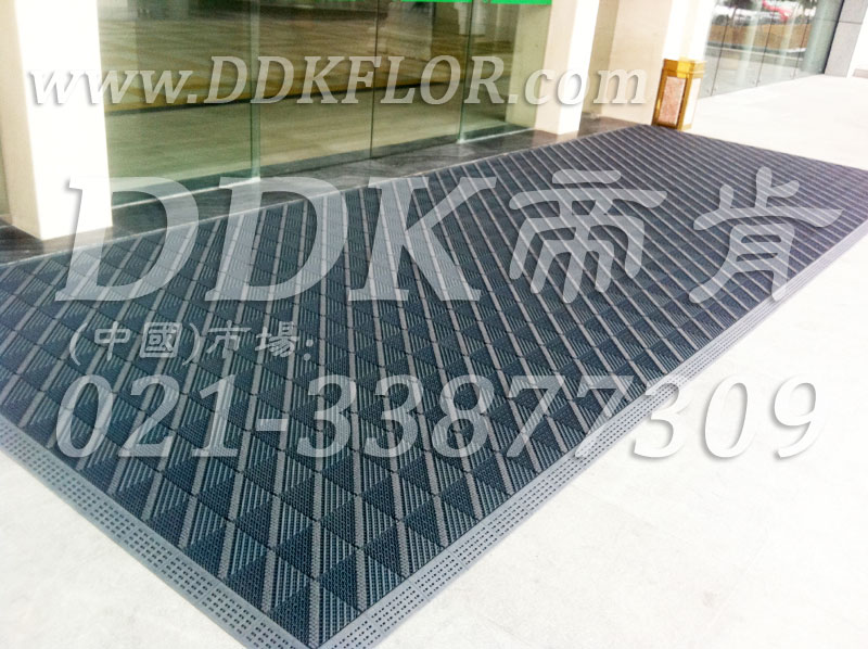 高級商用進門腳墊（4）_經典商務灰色樣板圖片,帝肯(DDK)_900_9000（LOTO|力拓）效果圖,三合一門口毯,三合一門墊,刮泥門墊,塑料門墊,大門腳墊,塑膠門墊,嵌入式門墊,廣告門墊,模塊拼接式門墊,橡膠門墊,腳墊門墊,自動門地墊,進門地墊,進門腳墊,門前地墊,門前墊,門前毯,門前腳墊,門廳地墊,門廳地毯,門廳腳墊,門廳除塵地墊,門口地墊,門口地毯,門口地面除塵刷,門口腳墊,門口腳踏墊,門口防塵地墊,門墊地毯,門墊地墊,門墊,門口除塵地墊,門口防滑墊,門口防滑地膠,門口防滑地墊,門口防塵墊,門口防塵地毯,防滑門墊,除塵門墊,除雪門墊,防塵門墊,pvc拼接式除塵墊,三合一防塵地墊,三合一防塵墊,三合一除塵墊,入口防塵地墊,刮泥除塵地墊,吸水吸塵地墊,防塵地墊,防塵地毯,防塵地膠墊,防塵墊,防塵防污地墊,防塵防滑地墊,除塵地墊,防滑除塵地墊,除塵腳墊,除塵墊,除塵地膠,除塵地毯,刮泥地墊,入口防水地墊,入口防滑墊,出入口地墊,PVC拼接地墊,室外拼接地墊,拼裝地墊,拼接式防滑墊,拼接式地墊,拼裝地膠,組合式地墊,模塊地墊