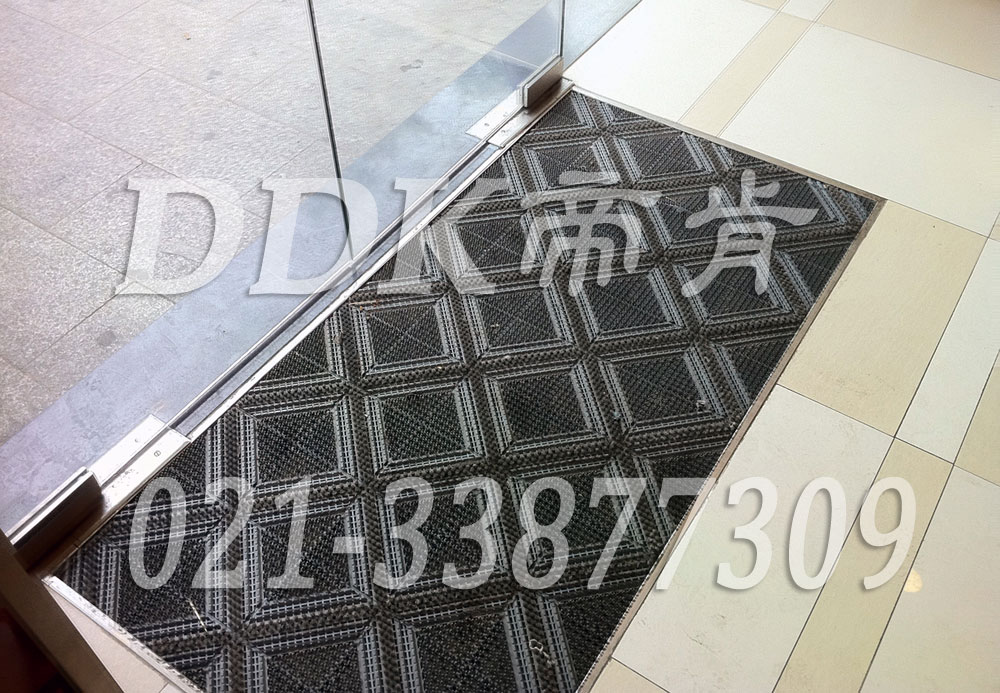 高級商用進門腳墊（9）_經典商務灰色樣板圖片,帝肯(DDK)_900_9000（LOTO|力拓）效果圖,三合一門口毯,三合一門墊,刮泥門墊,塑料門墊,大門腳墊,塑膠門墊,嵌入式門墊,廣告門墊,模塊拼接式門墊,橡膠門墊,腳墊門墊,自動門地墊,進門地墊,進門腳墊,門前地墊,門前墊,門前毯,門前腳墊,門廳地墊,門廳地毯,門廳腳墊,門廳除塵地墊,門口地墊,門口地毯,門口地面除塵刷,門口腳墊,門口腳踏墊,門口防塵地墊,門墊地毯,門墊地墊,門墊,門口除塵地墊,門口防滑墊,門口防滑地膠,門口防滑地墊,門口防塵墊,門口防塵地毯,防滑門墊,除塵門墊,除雪門墊,防塵門墊,pvc拼接式除塵墊,三合一防塵地墊,三合一防塵墊,三合一除塵墊,入口防塵地墊,刮泥除塵地墊,吸水吸塵地墊,防塵地墊,防塵地毯,防塵地膠墊,防塵墊,防塵防污地墊,防塵防滑地墊,除塵地墊,防滑除塵地墊,除塵腳墊,除塵墊,除塵地膠,除塵地毯,刮泥地墊,入口防水地墊,入口防滑墊,出入口地墊,PVC拼接地墊,室外拼接地墊,拼裝地墊,拼接式防滑墊,拼接式地墊,拼裝地膠,組合式地墊,模塊地墊