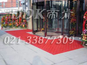 高級商用進門腳墊（10）_熱烈迎賓紅色樣板圖片,帝肯(DDK)_900_9000（LOTO|力拓）效果圖,三合一門口毯,三合一門墊,刮泥門墊,塑料門墊,大門腳墊,塑膠門墊,嵌入式門墊,廣告門墊,模塊拼接式門墊,橡膠門墊,腳墊門墊,自動門地墊,進門地墊,進門腳墊,門前地墊,門前墊,門前毯,門前腳墊,門廳地墊,門廳地毯,門廳腳墊,門廳除塵地墊,門口地墊,門口地毯,門口地面除塵刷,門口腳墊,門口腳踏墊,門口防塵地墊,門墊地毯,門墊地墊,門墊,門口除塵地墊,門口防滑墊,門口防滑地膠,門口防滑地墊,門口防塵墊,門口防塵地毯,防滑門墊,除塵門墊,除雪門墊,防塵門墊,pvc拼接式除塵墊,三合一防塵地墊,三合一防塵墊,三合一除塵墊,入口防塵地墊,刮泥除塵地墊,吸水吸塵地墊,防塵地墊,防塵地毯,防塵地膠墊,防塵墊,防塵防污地墊,防塵防滑地墊,除塵地墊,防滑除塵地墊,除塵腳墊,除塵墊,除塵地膠,除塵地毯,刮泥地墊,入口防水地墊,入口防滑墊,出入口地墊,PVC拼接地墊,室外拼接地墊,拼裝地墊,拼接式防滑墊,拼接式地墊,拼裝地膠,組合式地墊,模塊地墊