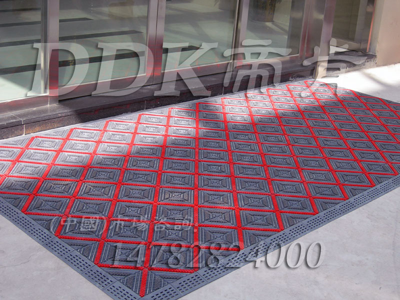 高級商用進門腳墊（13）_灰底加紅色樣板圖片,帝肯(DDK)_900_9000（LOTO|力拓）效果圖,三合一門口毯,三合一門墊,刮泥門墊,塑料門墊,大門腳墊,塑膠門墊,嵌入式門墊,廣告門墊,模塊拼接式門墊,橡膠門墊,腳墊門墊,自動門地墊,進門地墊,進門腳墊,門前地墊,門前墊,門前毯,門前腳墊,門廳地墊,門廳地毯,門廳腳墊,門廳除塵地墊,門口地墊,門口地毯,門口地面除塵刷,門口腳墊,門口腳踏墊,門口防塵地墊,門墊地毯,門墊地墊,門墊,門口除塵地墊,門口防滑墊,門口防滑地膠,門口防滑地墊,門口防塵墊,門口防塵地毯,防滑門墊,除塵門墊,除雪門墊,防塵門墊,pvc拼接式除塵墊,三合一防塵地墊,三合一防塵墊,三合一除塵墊,入口防塵地墊,刮泥除塵地墊,吸水吸塵地墊,防塵地墊,防塵地毯,防塵地膠墊,防塵墊,防塵防污地墊,防塵防滑地墊,除塵地墊,防滑除塵地墊,除塵腳墊,除塵墊,除塵地膠,除塵地毯,刮泥地墊,入口防水地墊,入口防滑墊,出入口地墊,PVC拼接地墊,室外拼接地墊,拼裝地墊,拼接式防滑墊,拼接式地墊,拼裝地膠,組合式地墊,模塊地墊