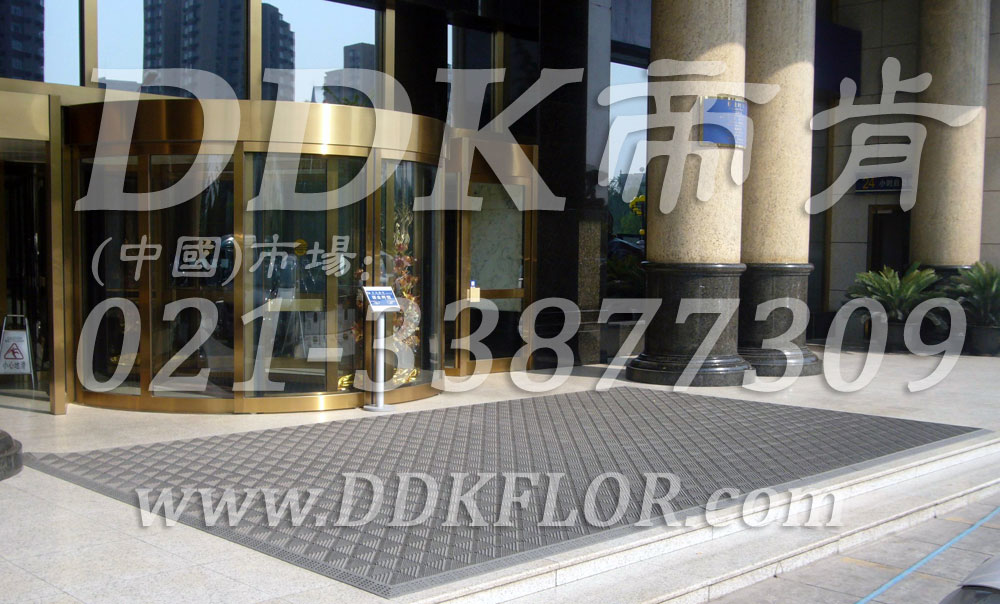 高級商用進門腳墊（18）_商務灰底色樣板圖片,帝肯(DDK)_900_9000（LOTO|力拓）效果圖,三合一門口毯,三合一門墊,刮泥門墊,塑料門墊,大門腳墊,塑膠門墊,嵌入式門墊,廣告門墊,模塊拼接式門墊,橡膠門墊,腳墊門墊,自動門地墊,進門地墊,進門腳墊,門前地墊,門前墊,門前毯,門前腳墊,門廳地墊,門廳地毯,門廳腳墊,門廳除塵地墊,門口地墊,門口地毯,門口地面除塵刷,門口腳墊,門口腳踏墊,門口防塵地墊,門墊地毯,門墊地墊,門墊,門口除塵地墊,門口防滑墊,門口防滑地膠,門口防滑地墊,門口防塵墊,門口防塵地毯,防滑門墊,除塵門墊,除雪門墊,防塵門墊,pvc拼接式除塵墊,三合一防塵地墊,三合一防塵墊,三合一除塵墊,入口防塵地墊,刮泥除塵地墊,吸水吸塵地墊,防塵地墊,防塵地毯,防塵地膠墊,防塵墊,防塵防污地墊,防塵防滑地墊,除塵地墊,防滑除塵地墊,除塵腳墊,除塵墊,除塵地膠,除塵地毯,刮泥地墊,入口防水地墊,入口防滑墊,出入口地墊,PVC拼接地墊,室外拼接地墊,拼裝地墊,拼接式防滑墊,拼接式地墊,拼裝地膠,組合式地墊,模塊地墊